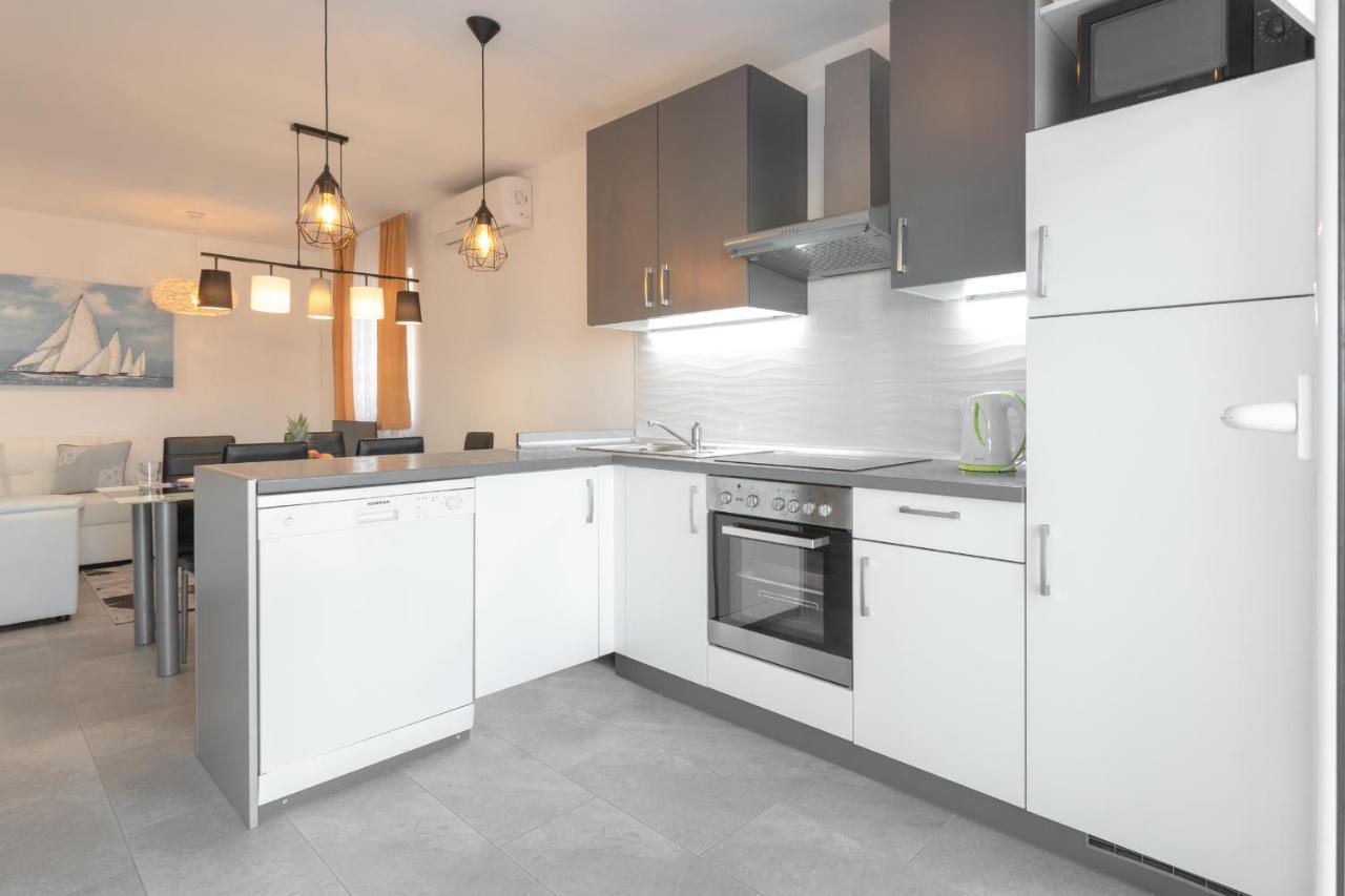 Holiday Home Insulam Mare Trogir Bagian luar foto
