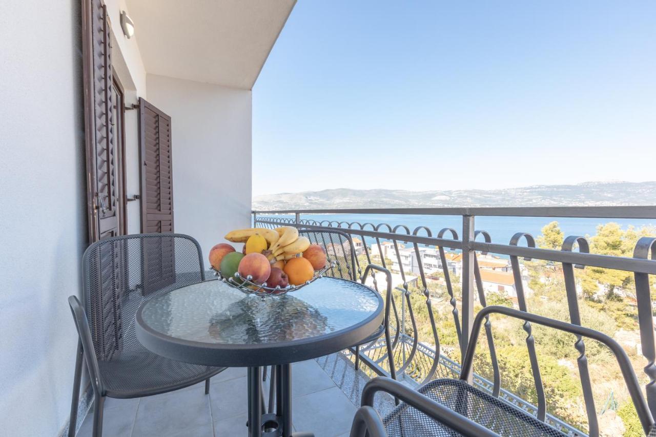 Holiday Home Insulam Mare Trogir Bagian luar foto